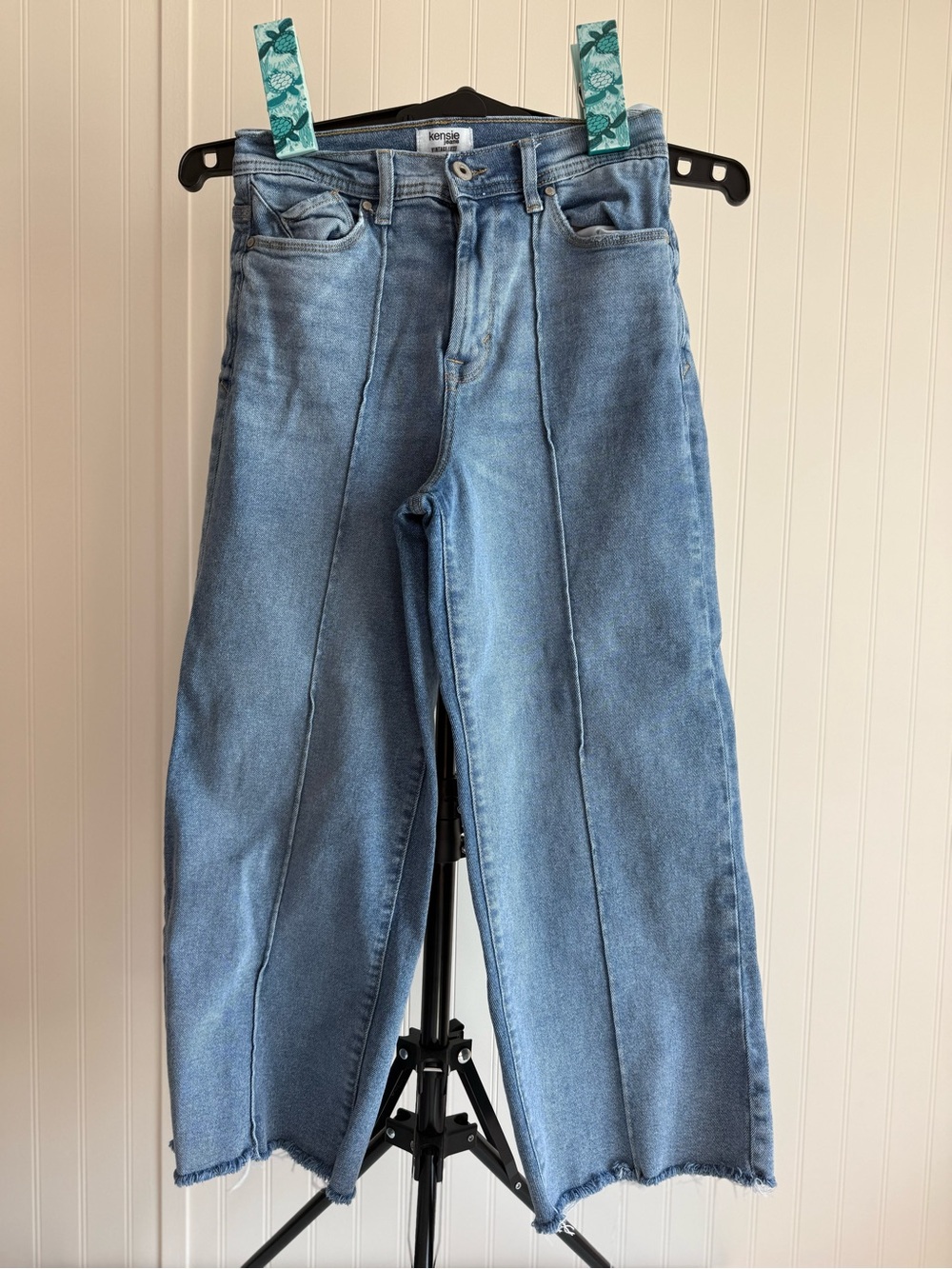 Kensie Sz 27 Light Blue Wide Leg Ankle Length Jeans with Front Seams Raw Hem